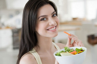 3 điều hại sức khỏe không được làm trong khi ăn