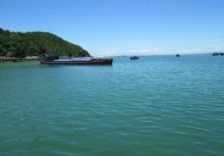 Biển trời trong xanh ở đảo Trần