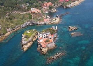 Khám phá hòn đảo bị nguyền rủa ở Ý