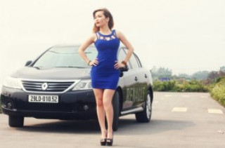 Mẫu xinh dịu dàng bên xế sang Renault Latitude