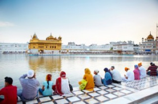 Rửa bát cho 200.000 người hành hương tại Đền Vàng xứ Ấn 