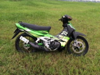 Suzuki Satria côn tay độ phong cách Kawasaki