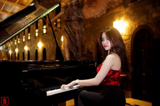 Hot girl khoe dáng kiêu sa bên đàn Piano