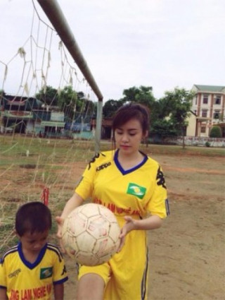 Bà Tưng làm cầu thủ xinh đẹp trên sân bóng