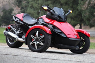 Can-Am Spyder RT: Gã Khổng Lồ Trên Phố