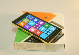 Cận cảnh Lumia 930 mạ vàng tại Việt Nam