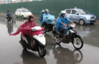 Cảnh giác với “sát thủ” khi đi xe máy trời mưa