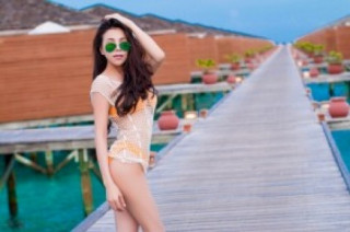 Clip: Trà Ngọc Hằng diện bikini thả dáng ở Maldives