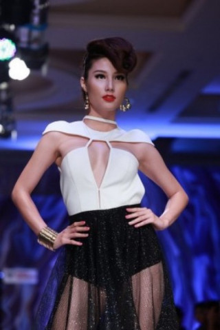 Diễm My 9X khoe 2 vòng táo bạo trên sàn catwalk