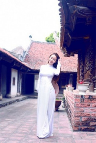 Jennifer Phạm mặc áo dài trắng đi chùa ngày Tết