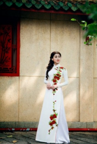 Lâm Chi Khanh nền nã, nữ tính với áo dài trắng