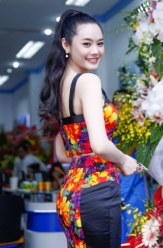 Linh Chi khoe eo thon với váy hoa màu sắc