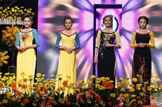 Mẫu Việt duyên dáng với áo dài thêu hoa