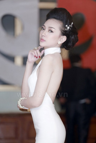 Ngất ngây lưng trần tuyệt mỹ của người đẹp Việt