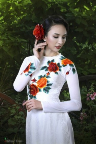 NTK Thuận Việt mang áo dài “du ngoạn” thế giới