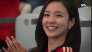 Nữ PV Hàn Quốc “gây sốt” World Cup vì quá dễ thương