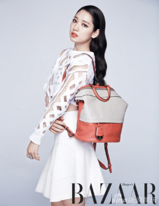 Park Shin Hye bất ngờ đẹp sang trọng và gợi cảm