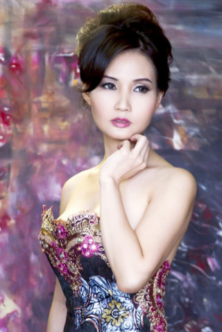 Trương Mạn Ngọc Việt Nam sexy khoe vai trần