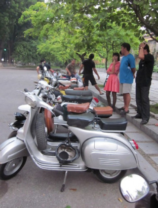 Vespa cổ và những tín đồ