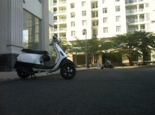 Vespa LX trắng sporty đơn giản.