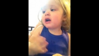 Bé gái khóc ngon lành khi lắng nghe bài hát ưa thích