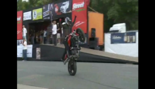 [Clip] Diễn xiếc cùng Ducati Monster 696