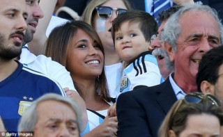 Con trai Messi ngơ ngác cổ vũ bố trên khán đài