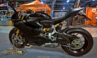 Ducati 1199 Panigale màu đen huyền bí