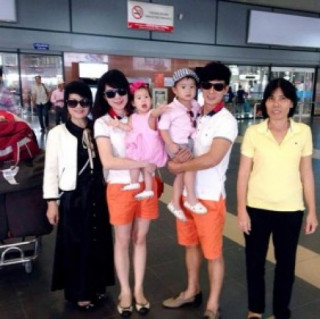 Gia đình Lý Hải - Minh Hà sành điệu ở sân bay