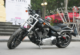 Harley-Davidson Breakout 2014 - kỵ sĩ bóng đêm giữa Hà thành