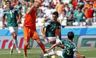 Hậu vệ Mexico gãy xương ống chân vì va chạm với Robben