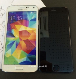 iPhone 6 so kè với Samsung Galaxy S5, màn nhỏ hơn, mỏng gọn hơn