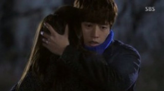 Kim Soo Hyun và Jun Ji Hyun khóa môi ngọt ngào.