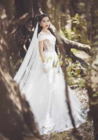 Lan Hương làm cô dâu “trốn” trong rừng hoang