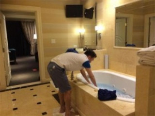 Mr Đàm tự tay giặt đồ ở khách sạn Las Vegas