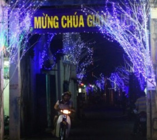 Những con hẻm ở Sài Gòn rực rỡ mùa Noel