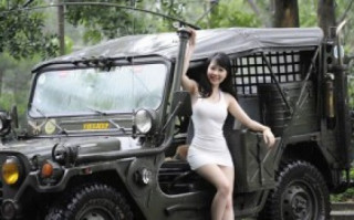 Nu Phạm ‘nóng’ bên Jeep