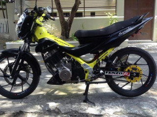 Suzuki Raider 150 sườn vàng áo đen