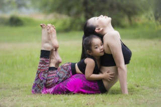 Trà Ngọc Hằng gây sốt với ảnh tập yoga cùng cháu gái mũm mĩm
