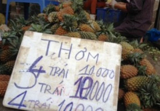 Trái cây giá rẻ dồn ứ chợ Sài Gòn