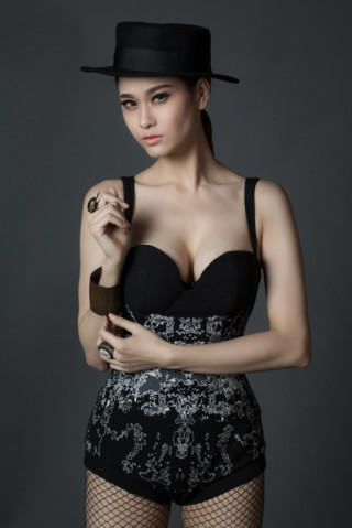 Trương Quỳnh Anh mặc hở táo bạo trong loạt ảnh mới