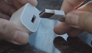 [Video] bộ sạc USB cắm mặt nào cũng được của Apple