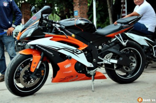 Yamaha R6 cam - trắng nổi bật trên phố