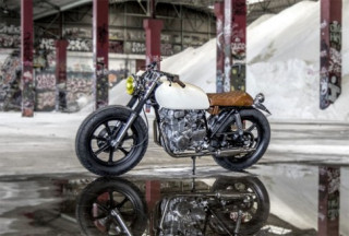 Yamaha XS250 viên kim cương Tracker của nữ biker xinh đẹp