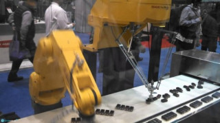 2 Siêu robot phục vụ trong dây chuyền đóng gói công nghiệp