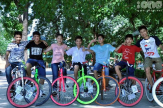 Các bạn trẻ bị “hút hồn” bởi những chiếc xe đạp không phanh