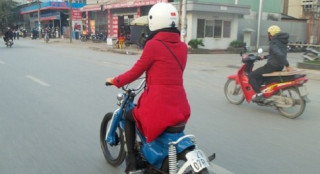 Cô gái cưỡi Honda Cub độ Bobber cực độc gây chú ý trên phố Hà Nội