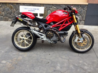 Ducati Monster 1100S ABS 2010 ấn tượng trên phố Việt