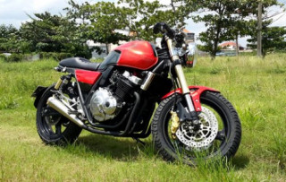 Honda Super Four cổ điển và hầm hố với phong cách Cafe Racer