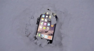 iPhone 6 Plus bị vùi cả đêm trong tuyết vẫn chạy tốt